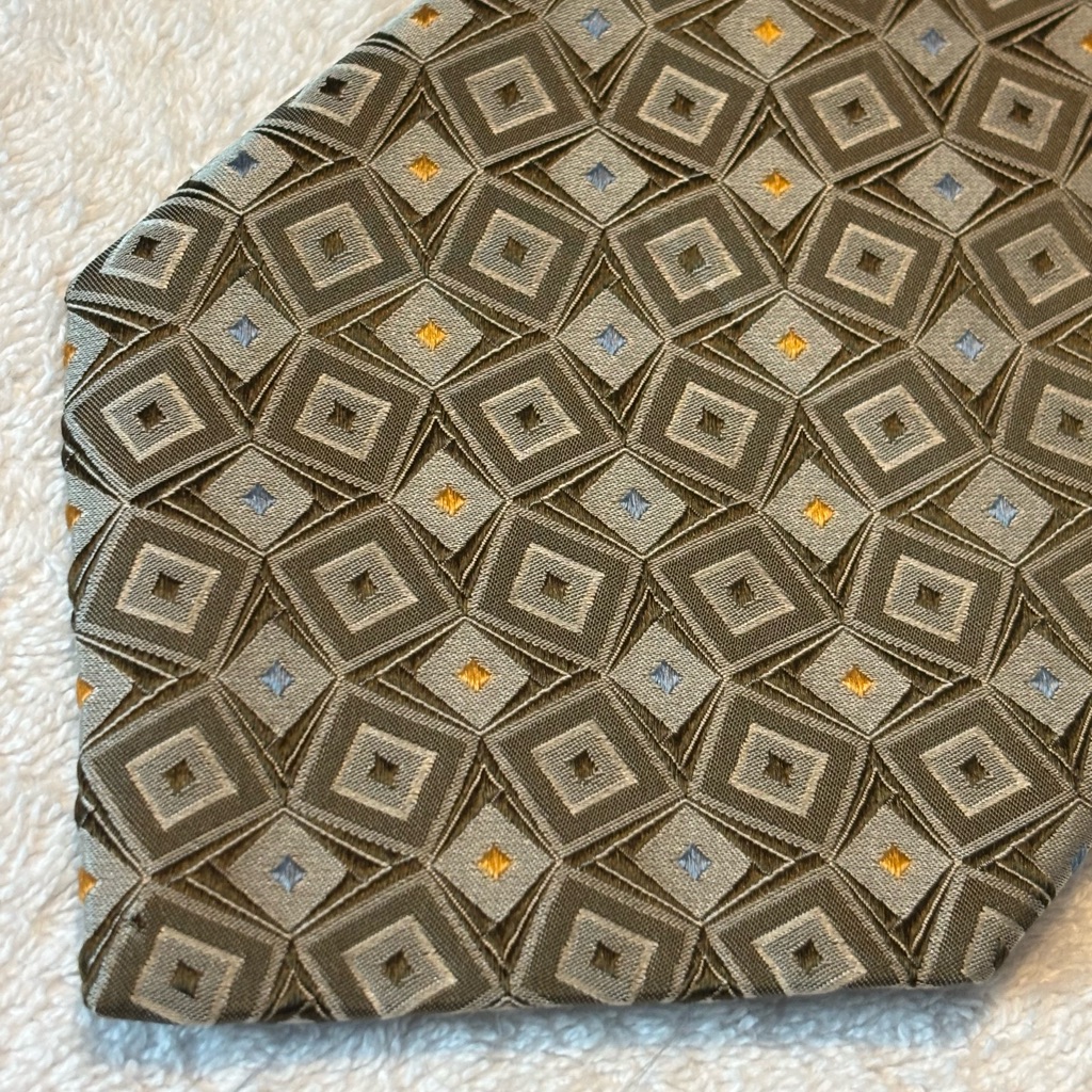 Brand New Stylish Tie By Geoffrey Beene